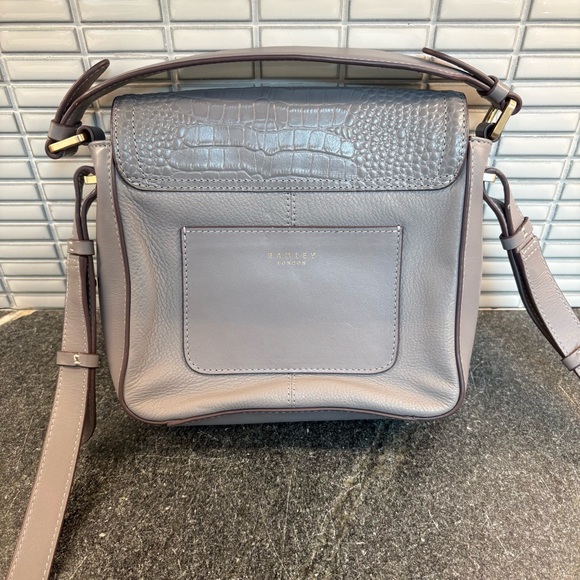 Radley London Light Grey Leather
Crossbody Bag - Picture 3 of 10